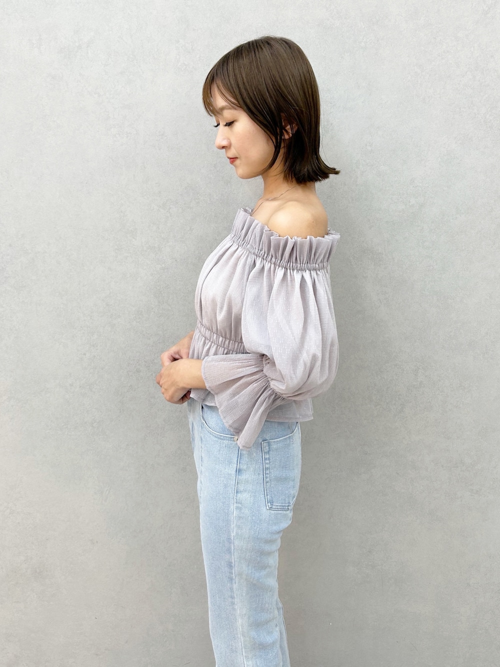 ブルー系のその他パンツ、パープル系のシャツ/ブラウス、その他のサンダルを着用したレディースの春コーディネートの5枚目の写真