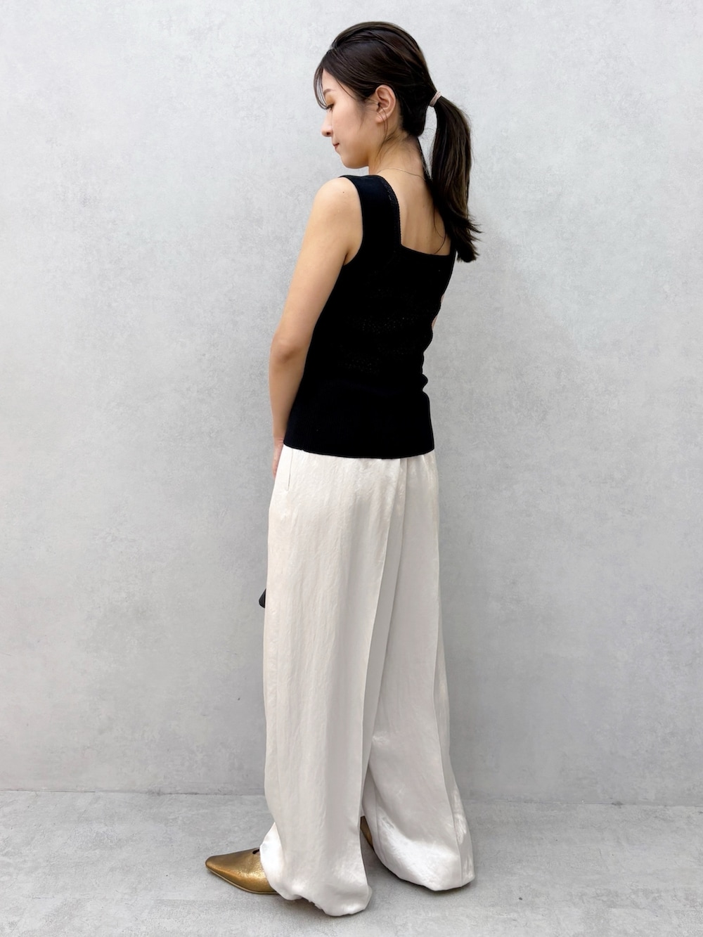 ブラック系のTシャツ/カットソー、ベージュ系のその他パンツを着用したレディースの夏コーディネートの3枚目の写真