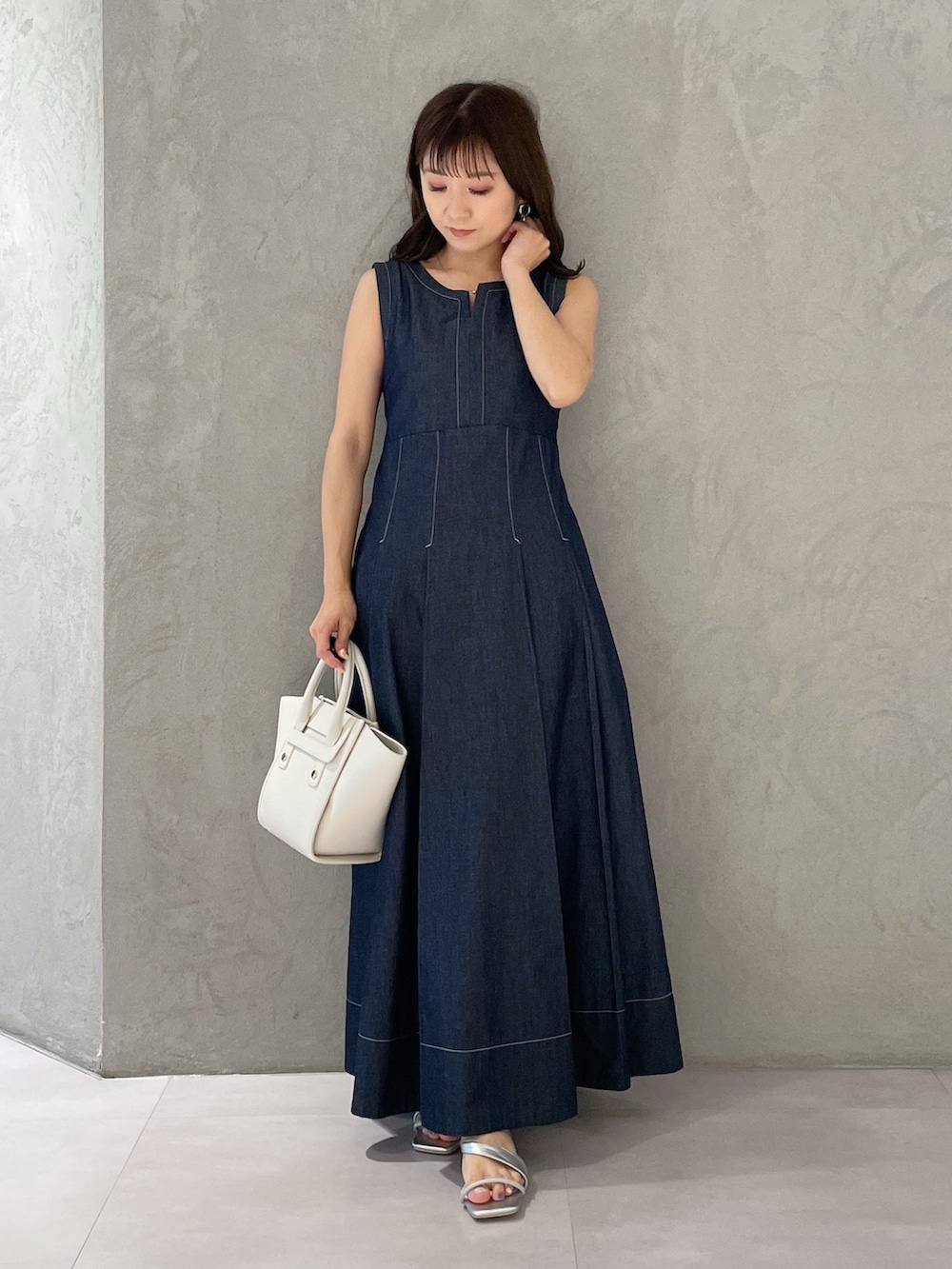 ブルー系のワンピース、シルバー系のサンダル、ホワイト系のトートバッグを着用したレディースの夏コーディネートの5枚目の写真
