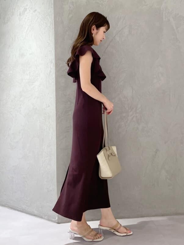 ベージュ系のサンダル、ベージュ系のトートバッグ、ブラウン系のワンピースを着用したレディースの春コーディネートの5枚目の写真