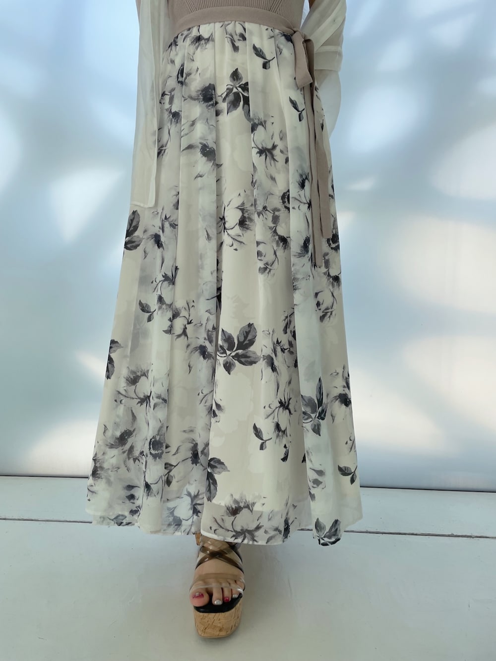 ピンク系のワンピース、ホワイト系のシャツ/ブラウス、ブラック系のサンダルを着用したレディースの春コーディネートの6枚目の写真