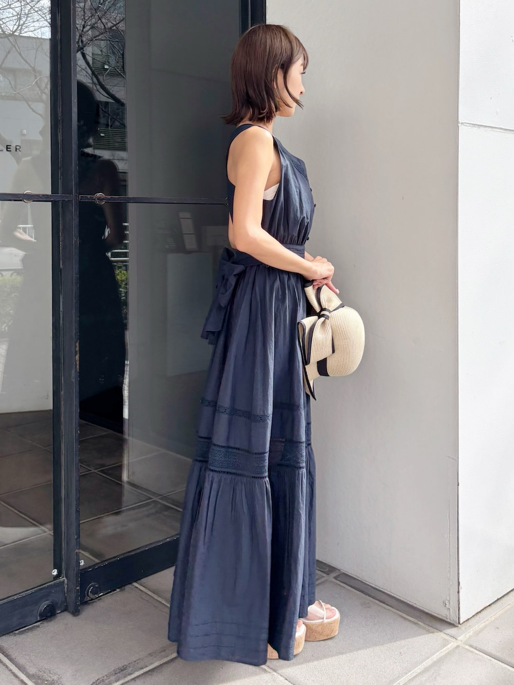 ブルー系のワンピース、その他のサンダルを着用したレディースの春コーディネートの2枚目の写真
