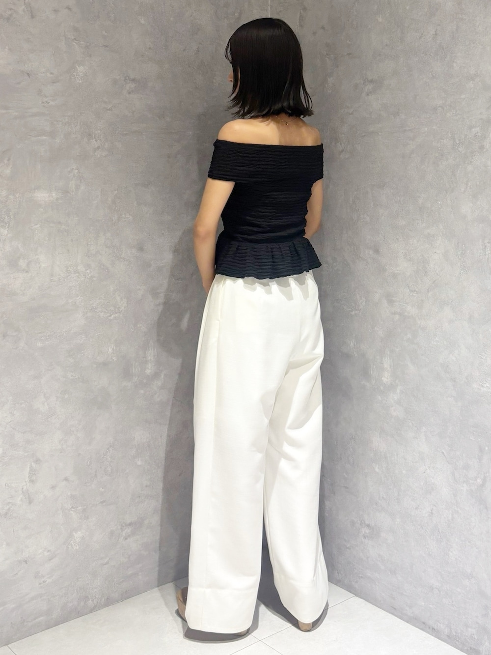 ホワイト系のその他パンツ、ブラウン系のサンダル、ホワイト系のハンドバッグを着用したレディースの春コーディネートの3枚目の写真