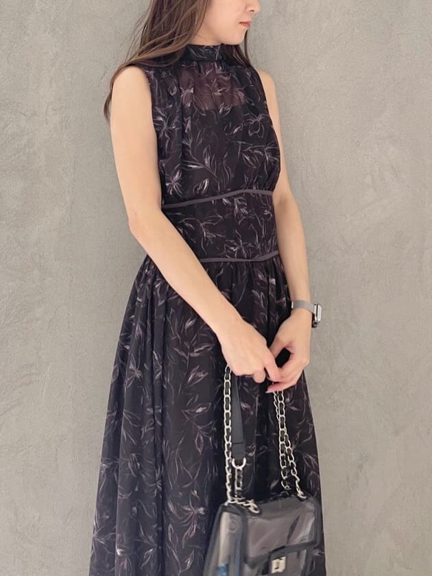 グリーン系のサンダル、ブラウン系のワンピース、シルバー系のピアス（両耳用）を着用したレディースの夏コーディネートの3枚目の写真