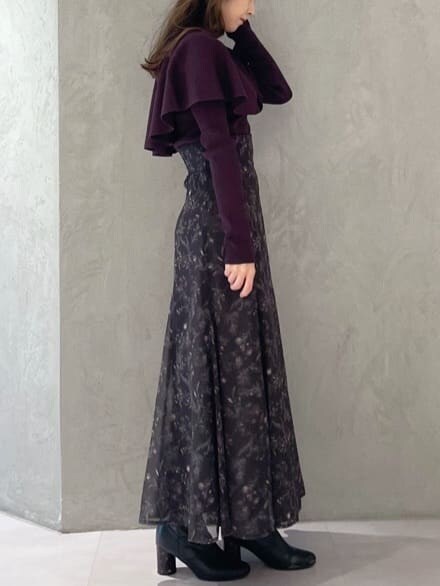 ブラウン系のスカート、ブラウン系のニット/セーターを着用したレディースの秋コーディネートの2枚目の写真