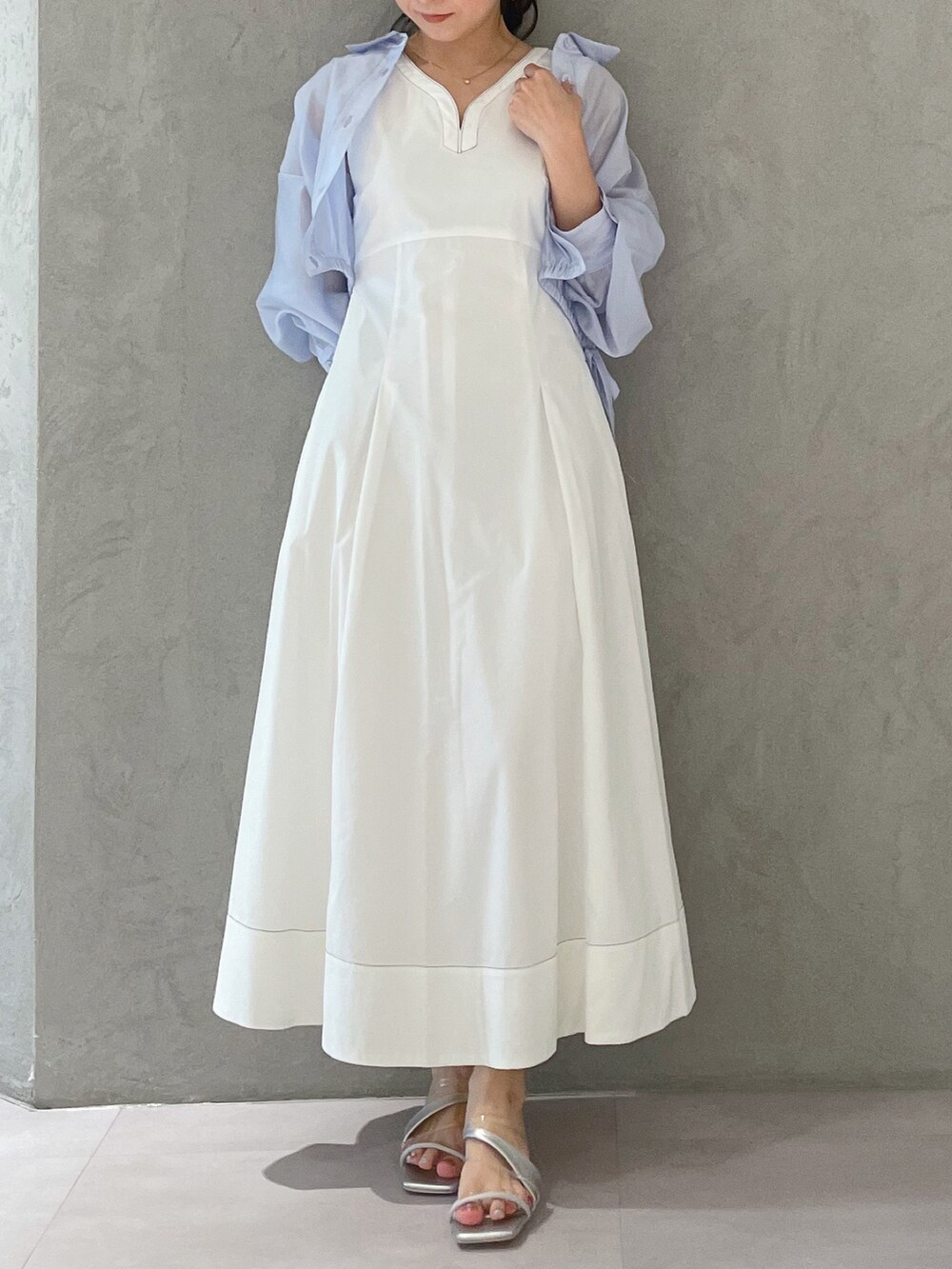 ホワイト系のワンピース、ブルー系のシャツ/ブラウス、シルバー系のサンダルを着用したレディースの春コーディネートの8枚目の写真