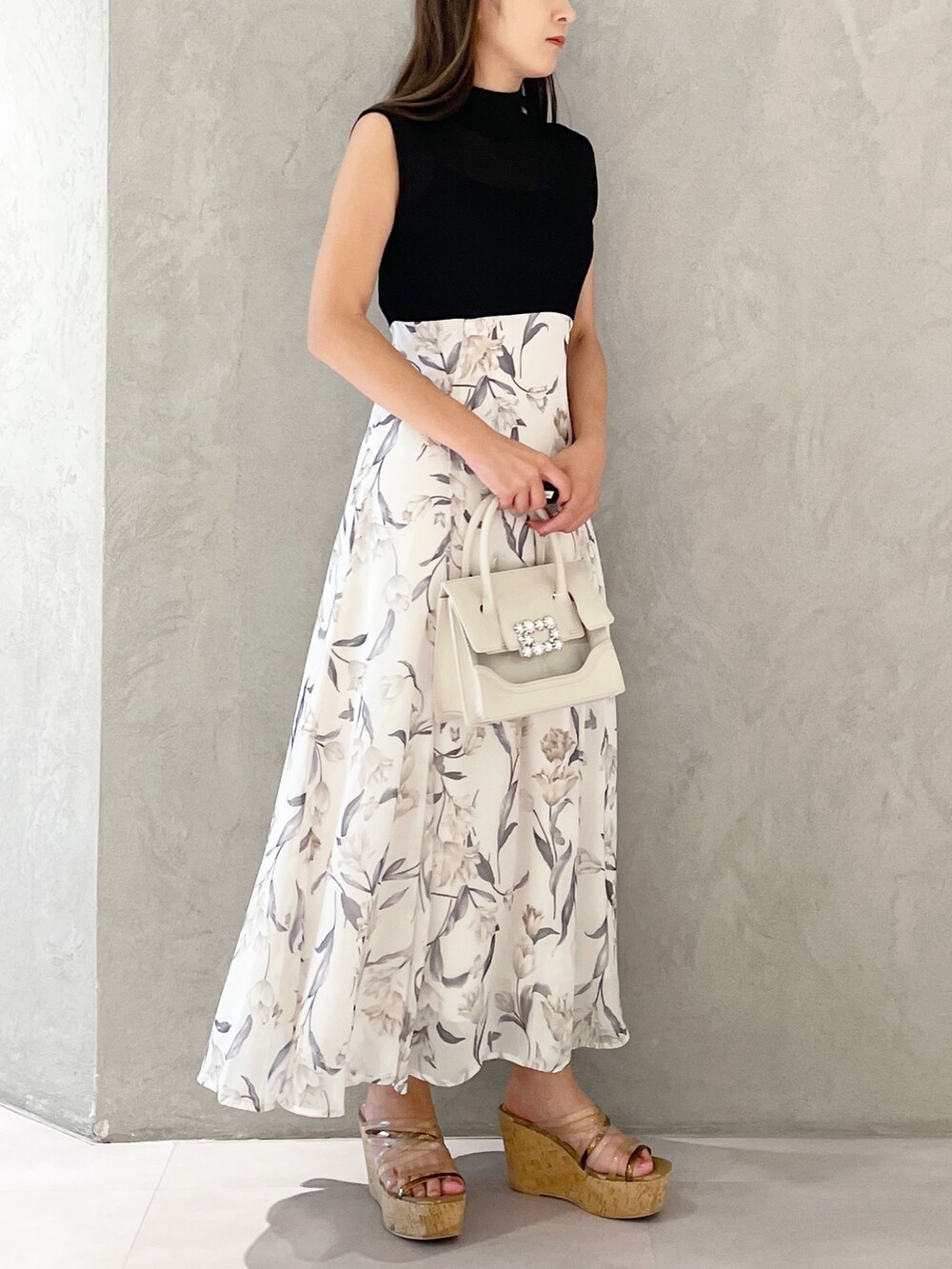 ブラック系のワンピース、ブラウン系のサンダル、ベージュ系のショルダーバッグを着用したレディースの夏コーディネートの3枚目の写真