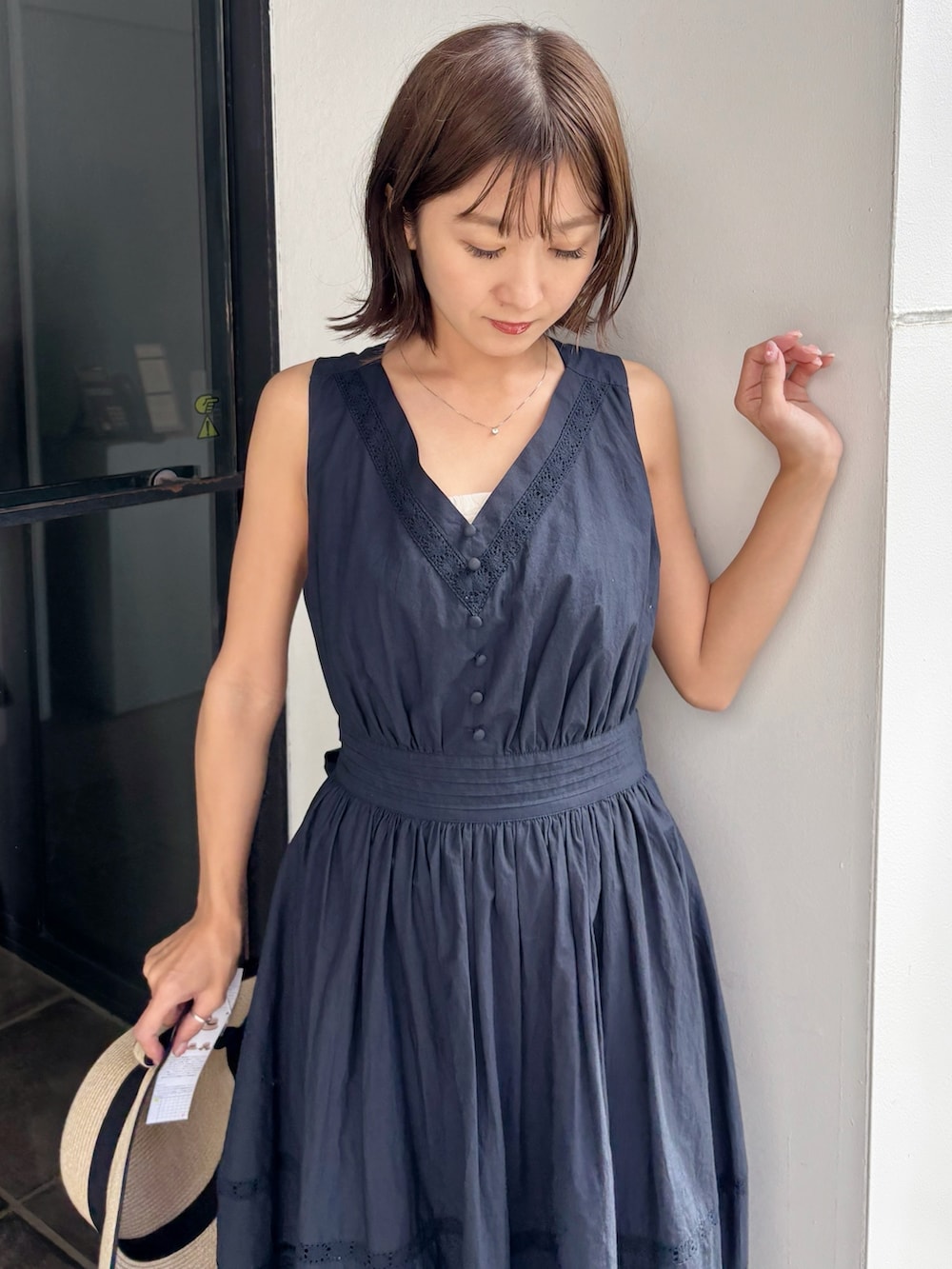 ブルー系のワンピース、その他のサンダルを着用したレディースの春コーディネートの3枚目の写真