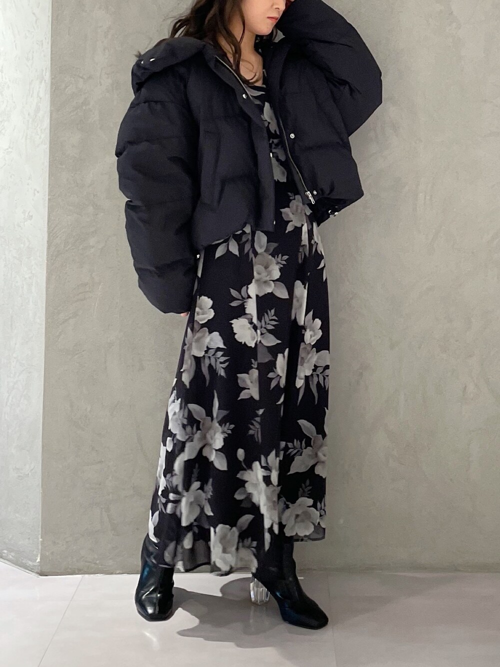 ブラック系のワンピース、ブラック系のダウンジャケット/コート、ブラック系のブーツを着用したレディースの冬コーディネートの2枚目の写真