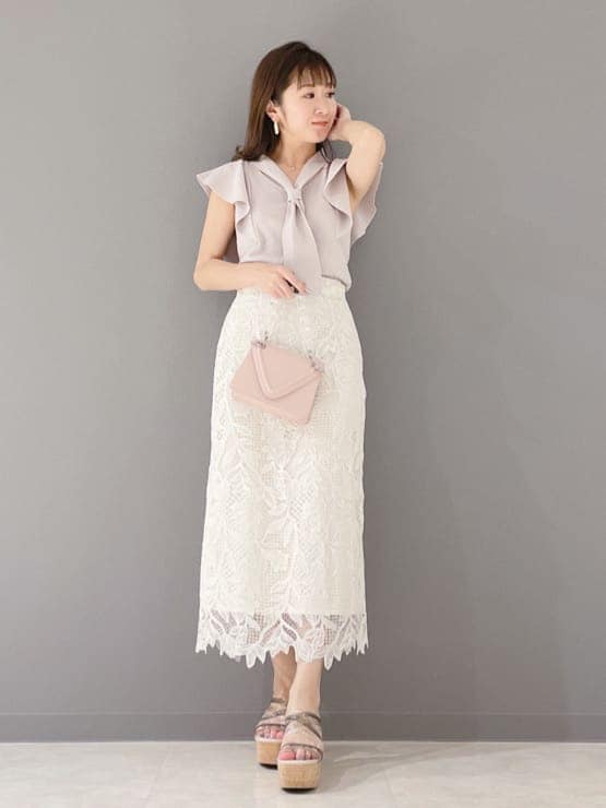 ホワイト系のスカート、ピンク系のショルダーバッグ、グリーン系のサンダルを着用したレディースの春コーディネートの9枚目の写真