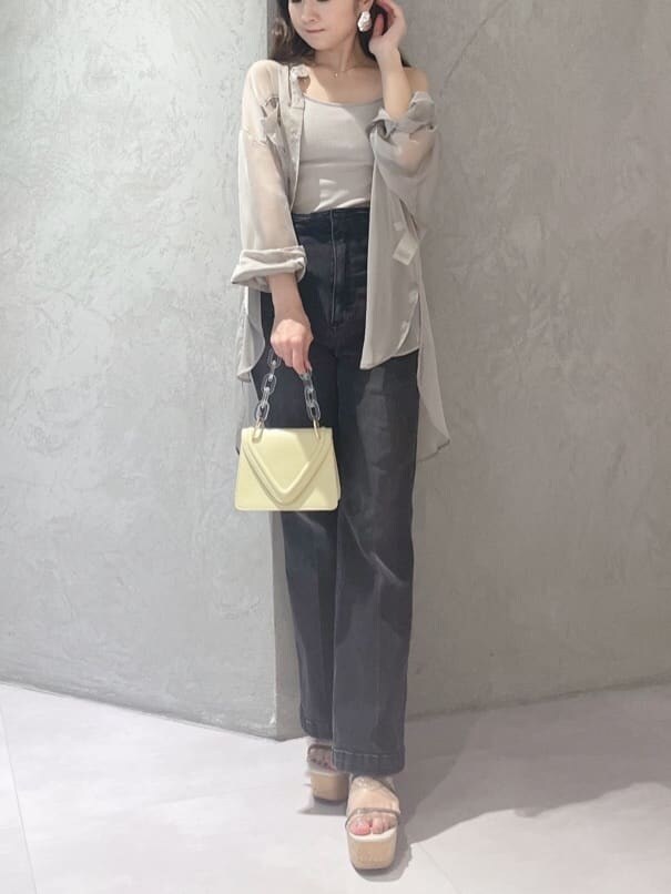 ブラック系のその他パンツ、ベージュ系のシャツ/ブラウス、グリーン系のサンダルを着用したレディースの春コーディネートの5枚目の写真