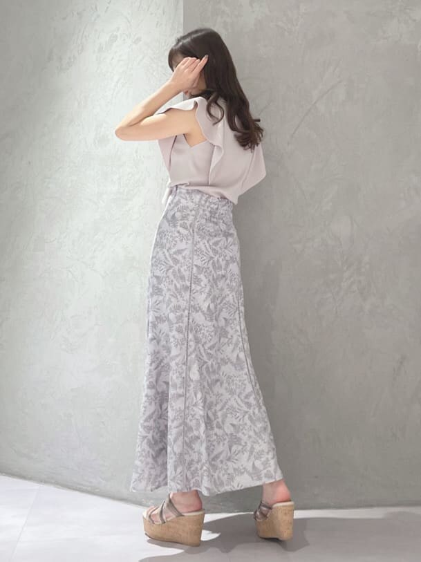 ピンク系のショルダーバッグ、グリーン系のサンダル、ピンク系のニット/セーターを着用したレディースの春コーディネートの4枚目の写真