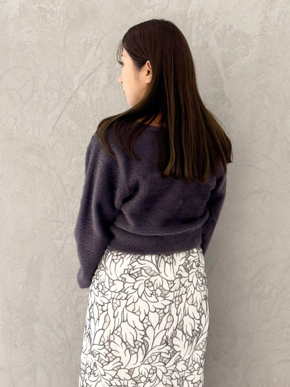 ホワイト系のスカート、ブラック系のブーツ、ブラック系のショルダーバッグを着用したレディースの冬コーディネートの4枚目の写真