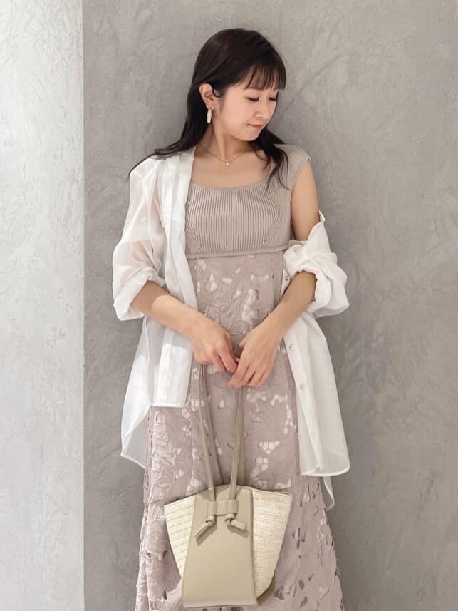 ベージュ系のサンダル、ホワイト系のシャツ/ブラウス、ベージュ系のトートバッグを着用したレディースの春コーディネートの5枚目の写真