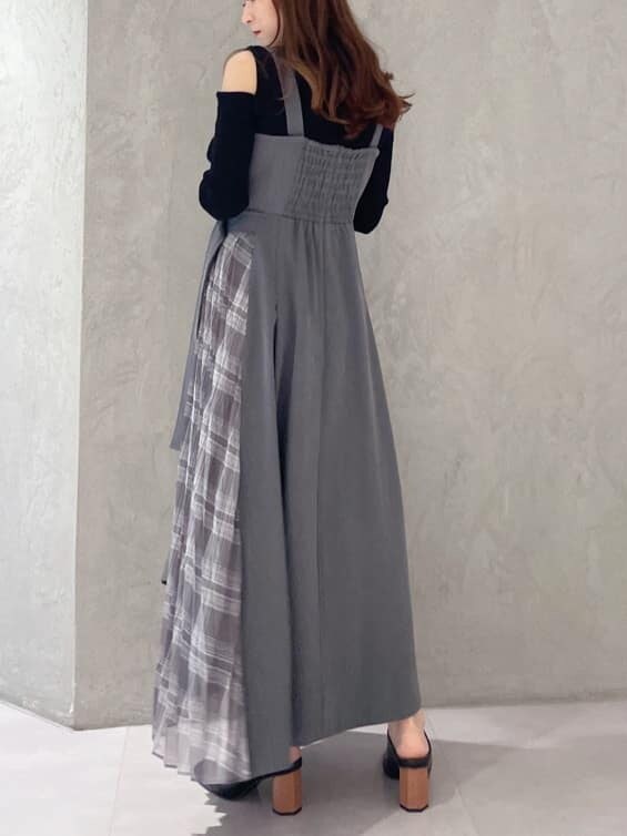 ブラック系のサンダル、ブラック系のニット/セーター、グレー系のジャンパースカートを着用したレディースの夏コーディネートの7枚目の写真