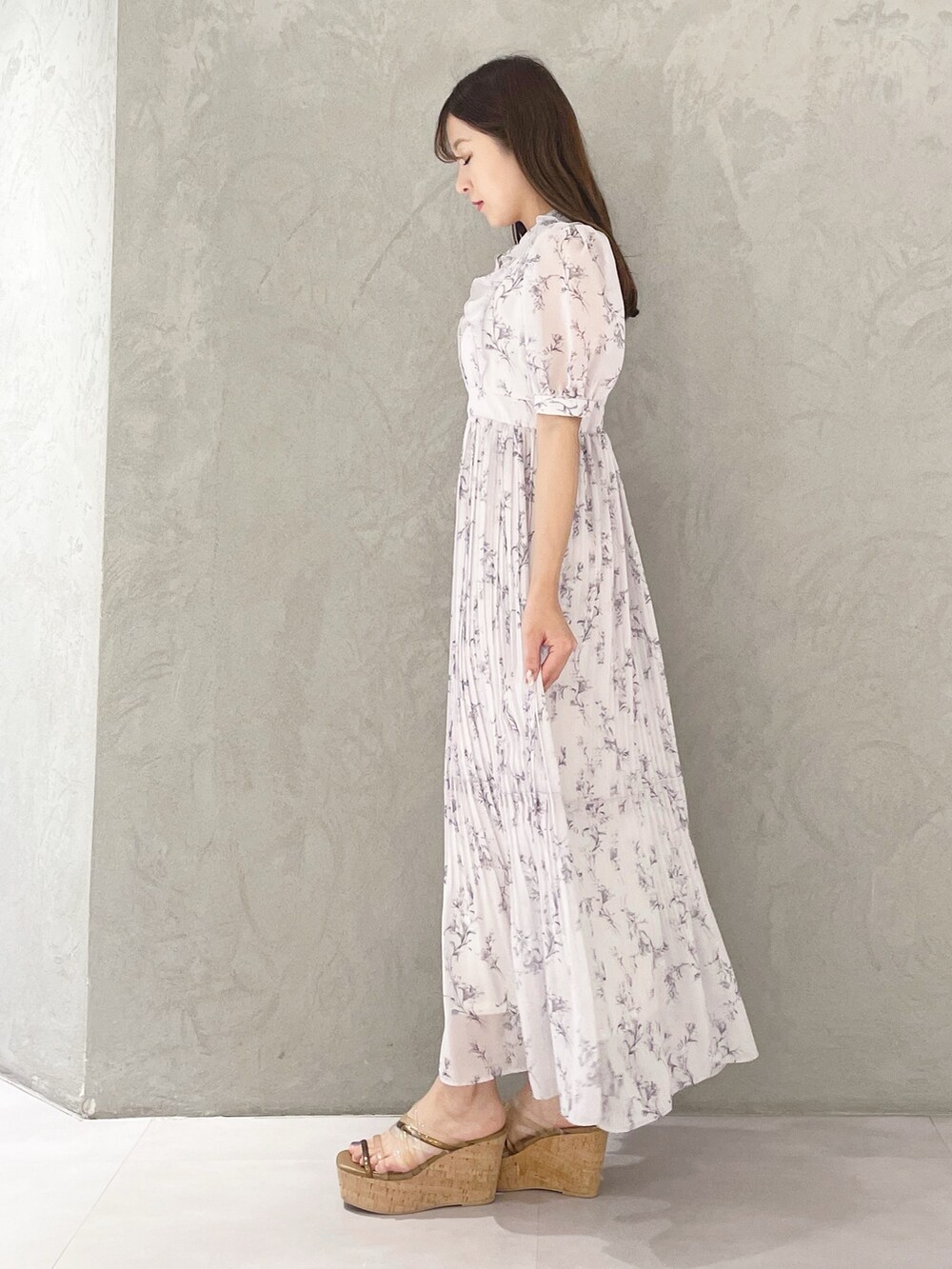 ブラウン系のサンダル、ホワイト系のハンドバッグ、ピンク系のワンピースを着用したレディースの春コーディネートの5枚目の写真