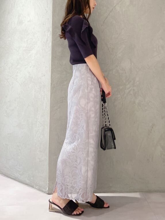 ブラック系のショルダーバッグ、グレー系のスカート、ブラウン系のニット/セーターを着用したレディースの夏コーディネートの3枚目の写真