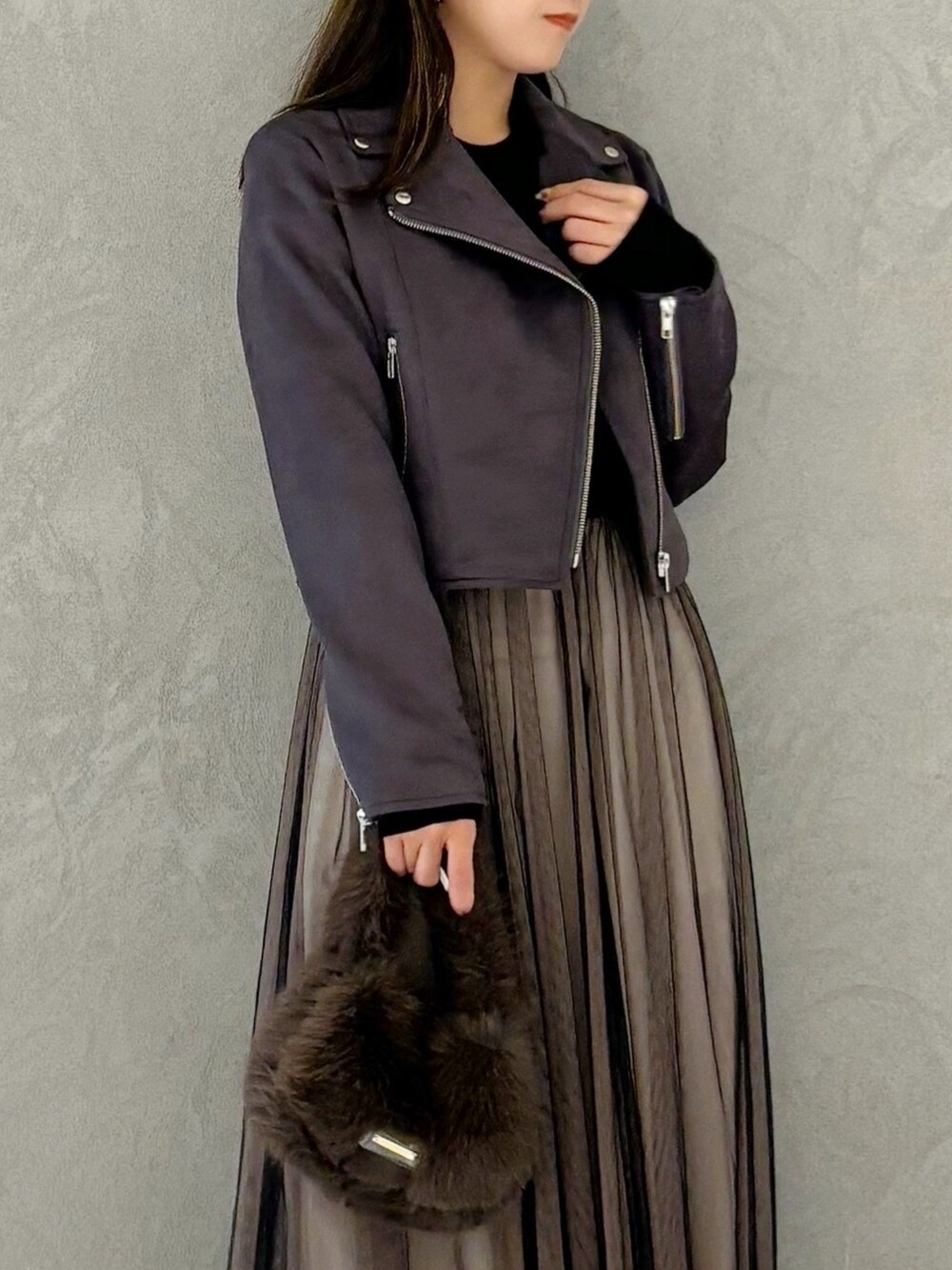 ブラック系のワンピース、ブラック系のブーツ、ブラウン系のハンドバッグを着用したレディースの秋コーディネートの4枚目の写真