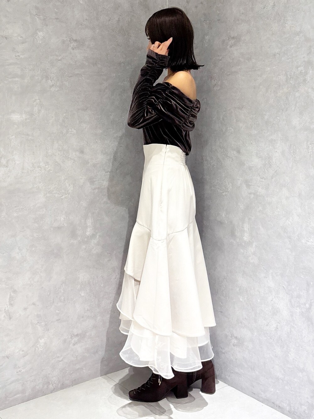 ベージュ系のスカート、ブラウン系のブーツ、ブラウン系のTシャツ/カットソーを着用したレディースの秋コーディネートの4枚目の写真