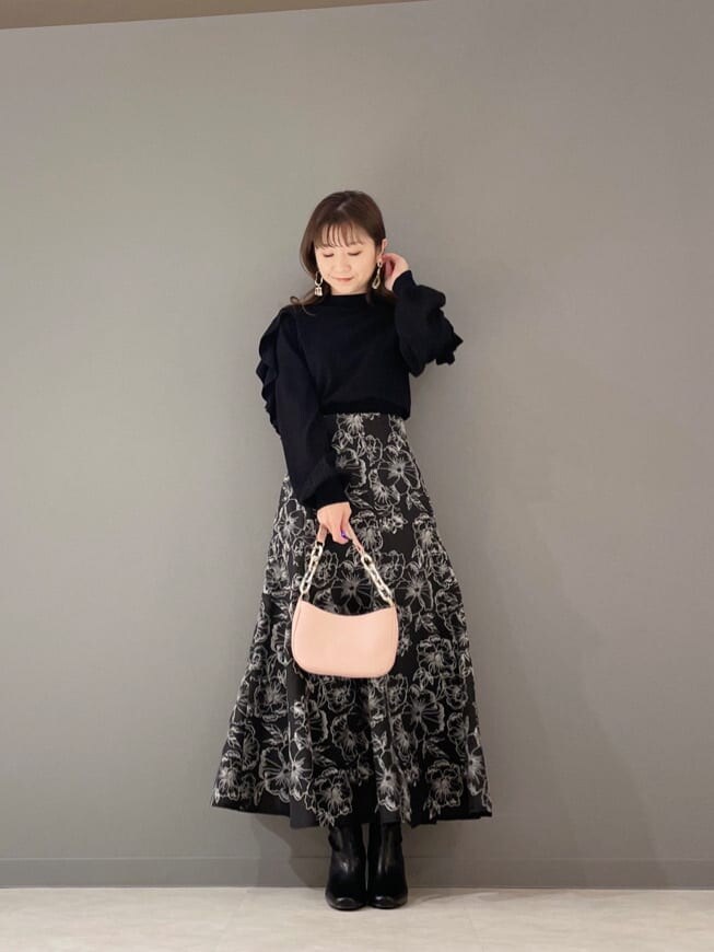 ピンク系のハンドバッグ、ブラック系のニット/セーター、ブラック系のその他シューズを着用したレディースの冬コーディネートの7枚目の写真