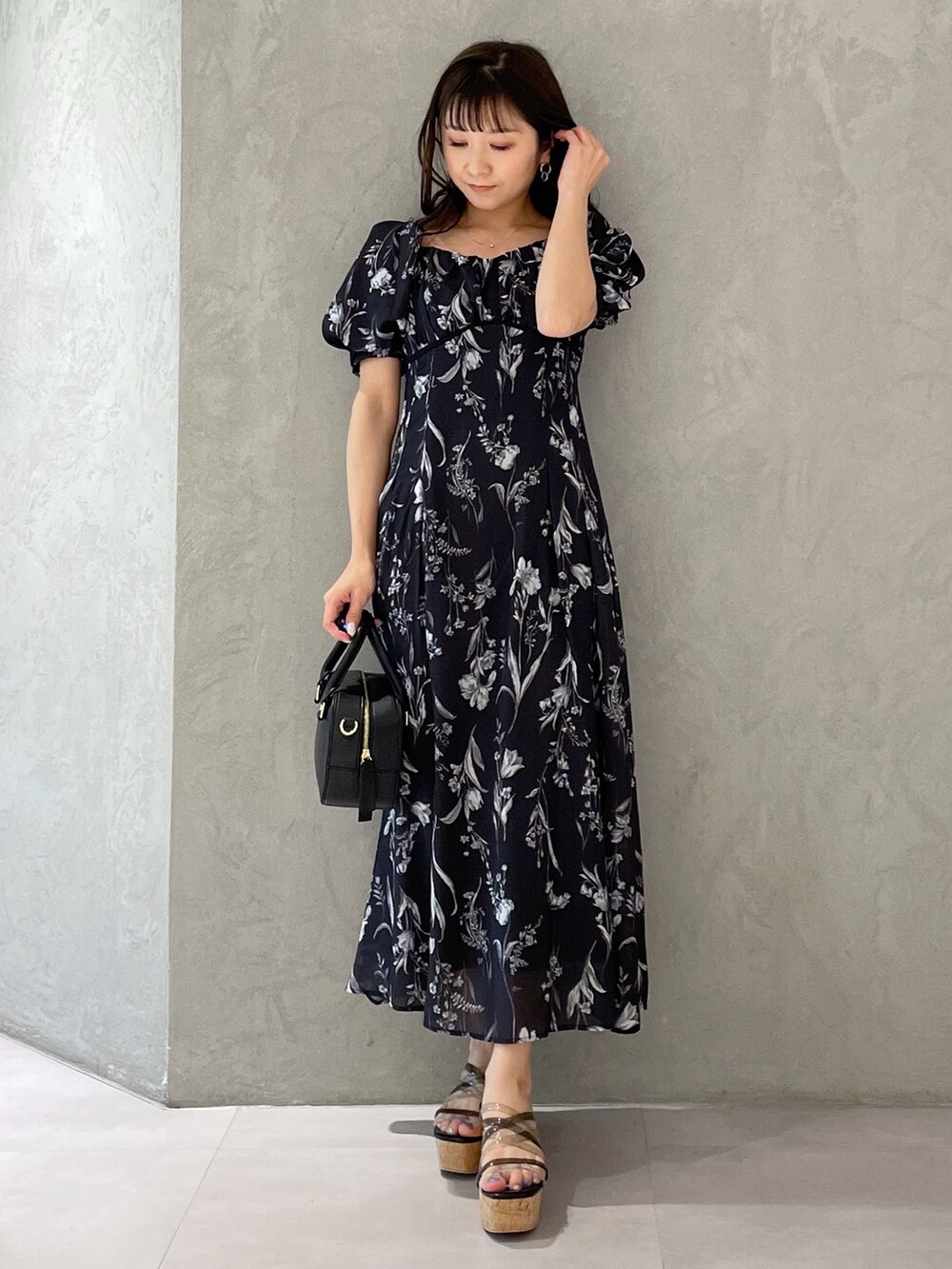 グレー系のワンピース、ブラック系のサンダルを着用したレディースの春コーディネートの6枚目の写真