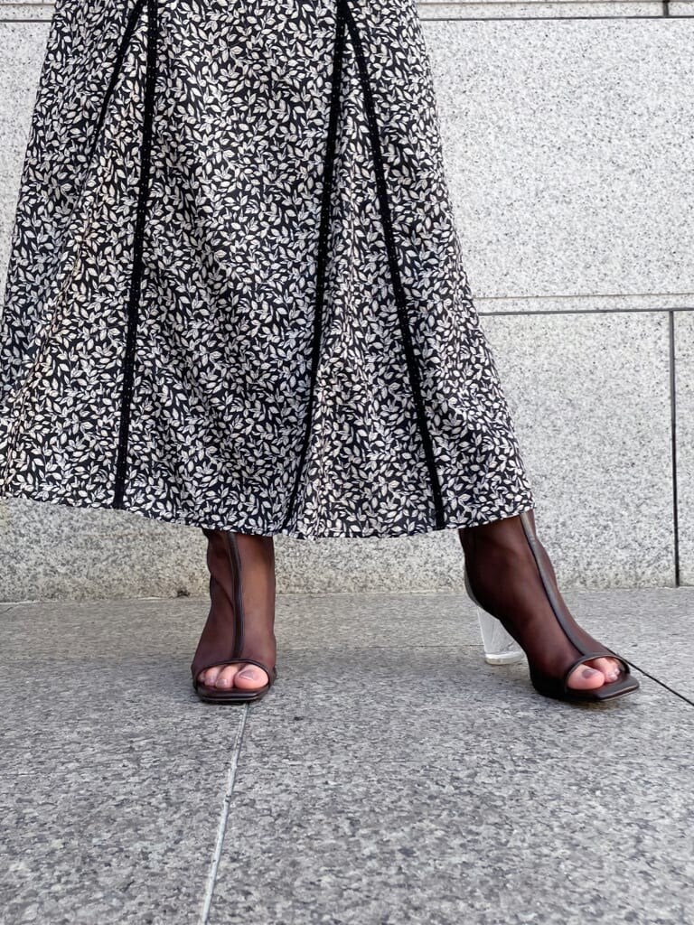 ブラック系のワンピース、ブラック系のその他シューズを着用したレディースの夏コーディネートの6枚目の写真