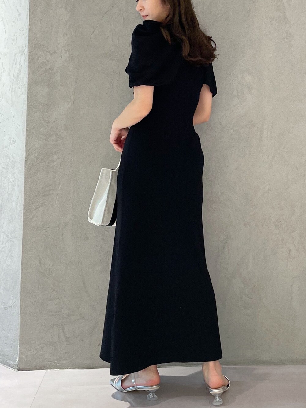 グレー系のワンピース、シルバー系のサンダル、グレー系のハンドバッグを着用したレディースの春コーディネートの7枚目の写真