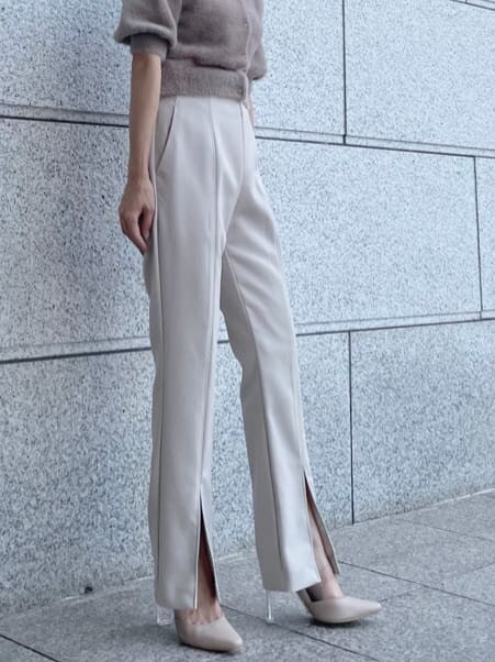 ベージュ系のその他パンツ、ベージュ系のパンプス、ブルー系のカーディガン/ボレロを着用したレディースの夏コーディネートの2枚目の写真