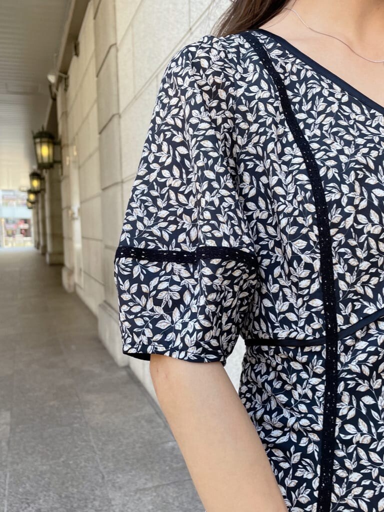 ブラック系のワンピース、ブラック系のその他シューズを着用したレディースの夏コーディネートの5枚目の写真