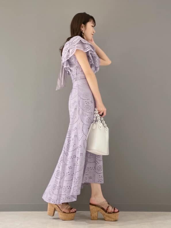 パープル系のシャツ/ブラウス、パープル系のスカート、ホワイト系のハンドバッグを着用したレディースの春コーディネートの7枚目の写真