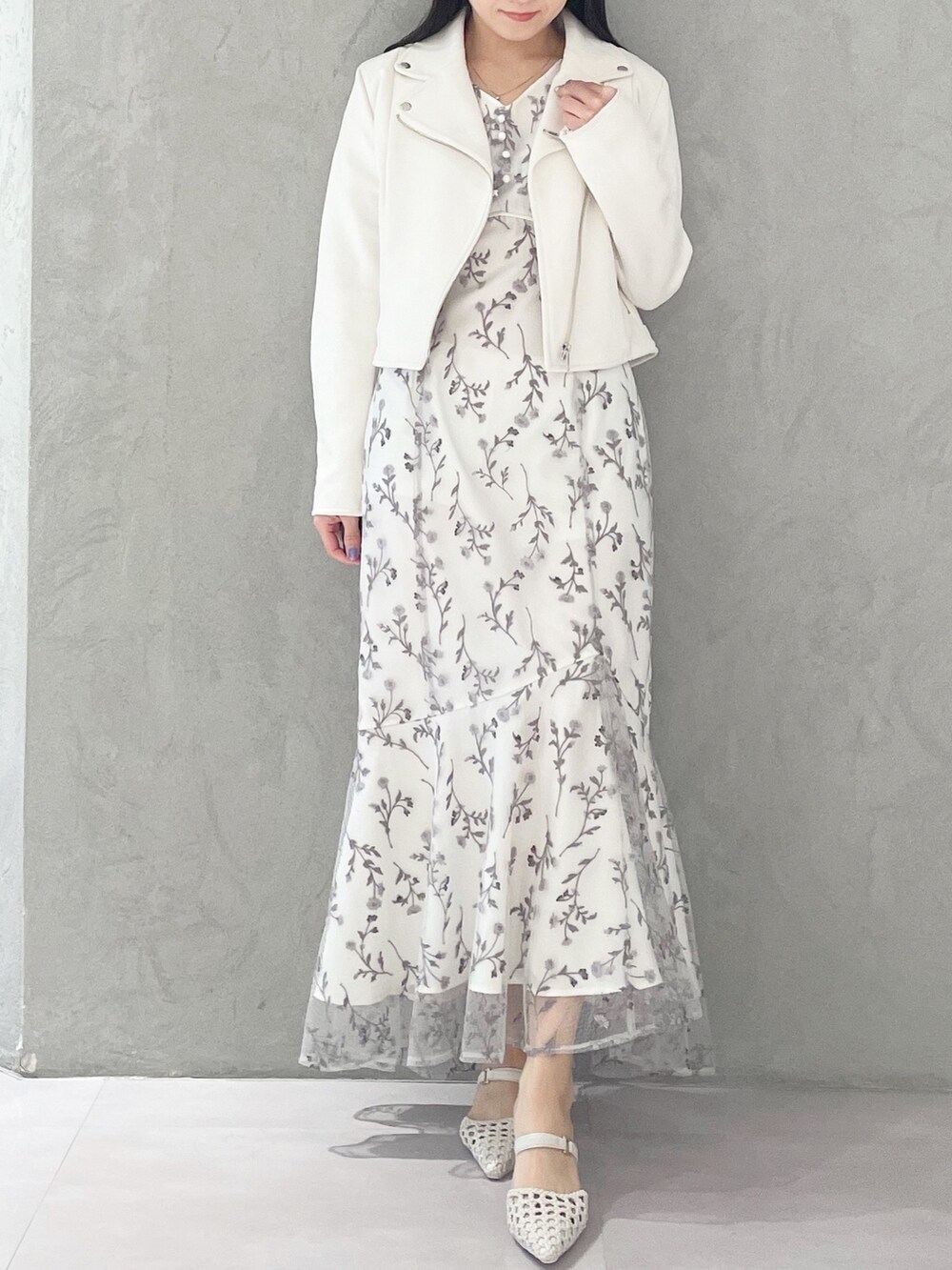 グレー系のワンピース、ホワイト系のパンプス、ホワイト系のライダースジャケットを着用したレディースの春コーディネートの6枚目の写真