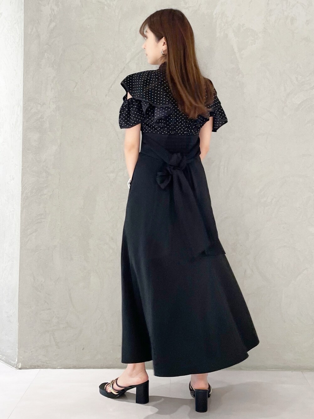 ホワイト系のショルダーバッグ、ブラック系のサンダル、その他のワンピースを着用したレディースの春コーディネートの3枚目の写真