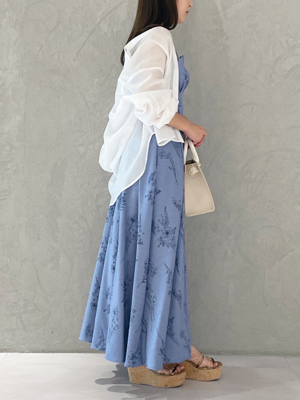 ブルー系のワンピース、ブラウン系のサンダル、ホワイト系のシャツ/ブラウスを着用したレディースの夏コーディネートの5枚目の写真