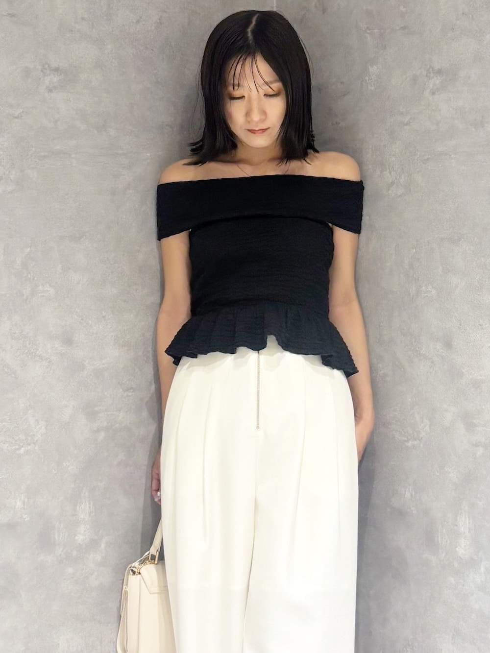 ホワイト系のその他パンツ、ブラウン系のサンダル、ホワイト系のハンドバッグを着用したレディースの春コーディネートの5枚目の写真