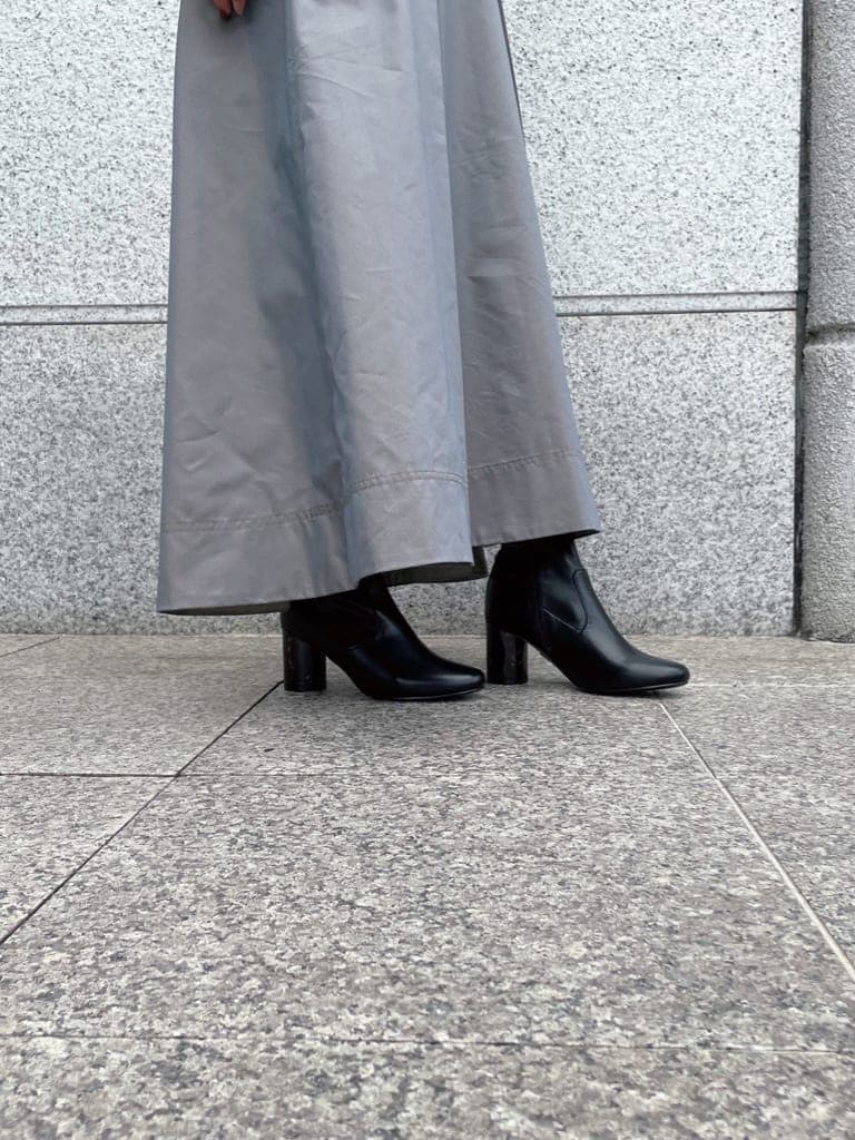 ホワイト系のシャツ/ブラウス、ベージュ系のスカート、ブラック系のその他シューズを着用したレディースの夏コーディネートの4枚目の写真