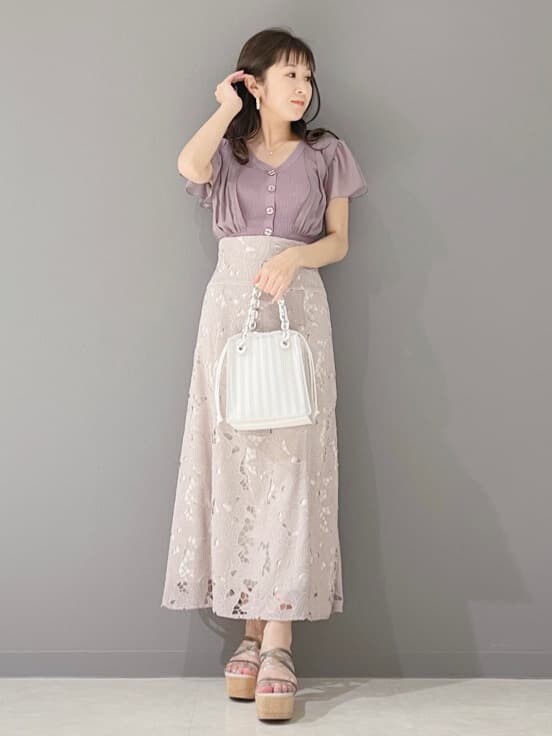 ホワイト系のハンドバッグ、グリーン系のサンダル、ピンク系のワンピースを着用したレディースの春コーディネートの6枚目の写真