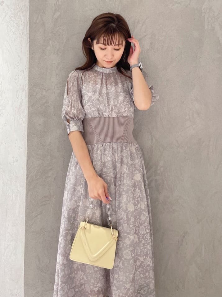 ベージュ系のワンピースを着用したレディースの夏コーディネートの5枚目の写真