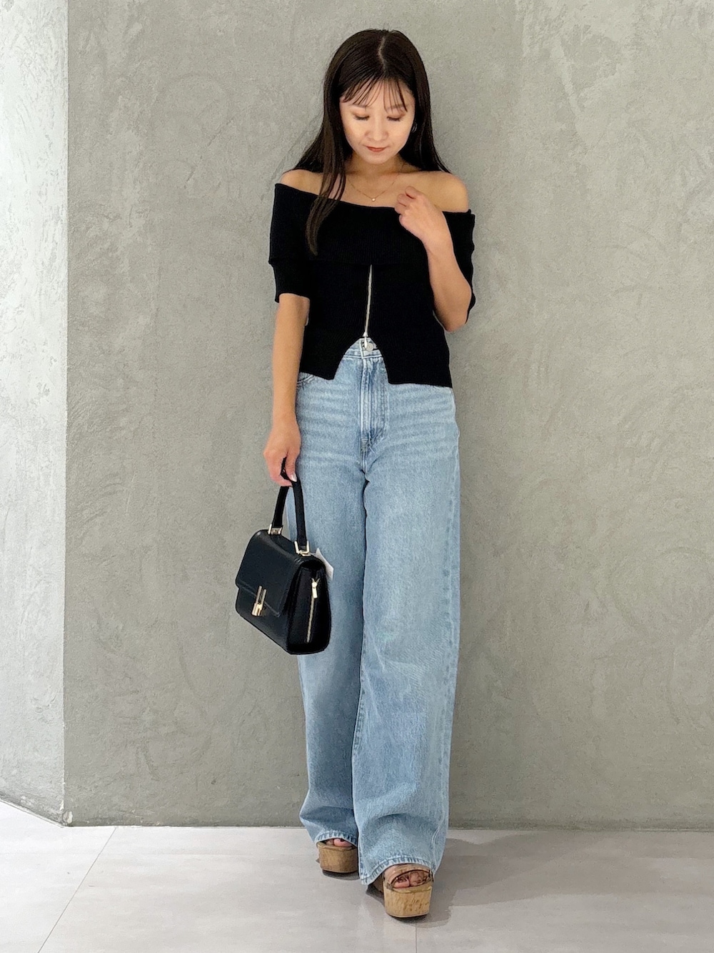 ブラック系のニット/セーター、ブラウン系のサンダル、ブラック系のショルダーバッグを着用したレディースの夏コーディネートの5枚目の写真