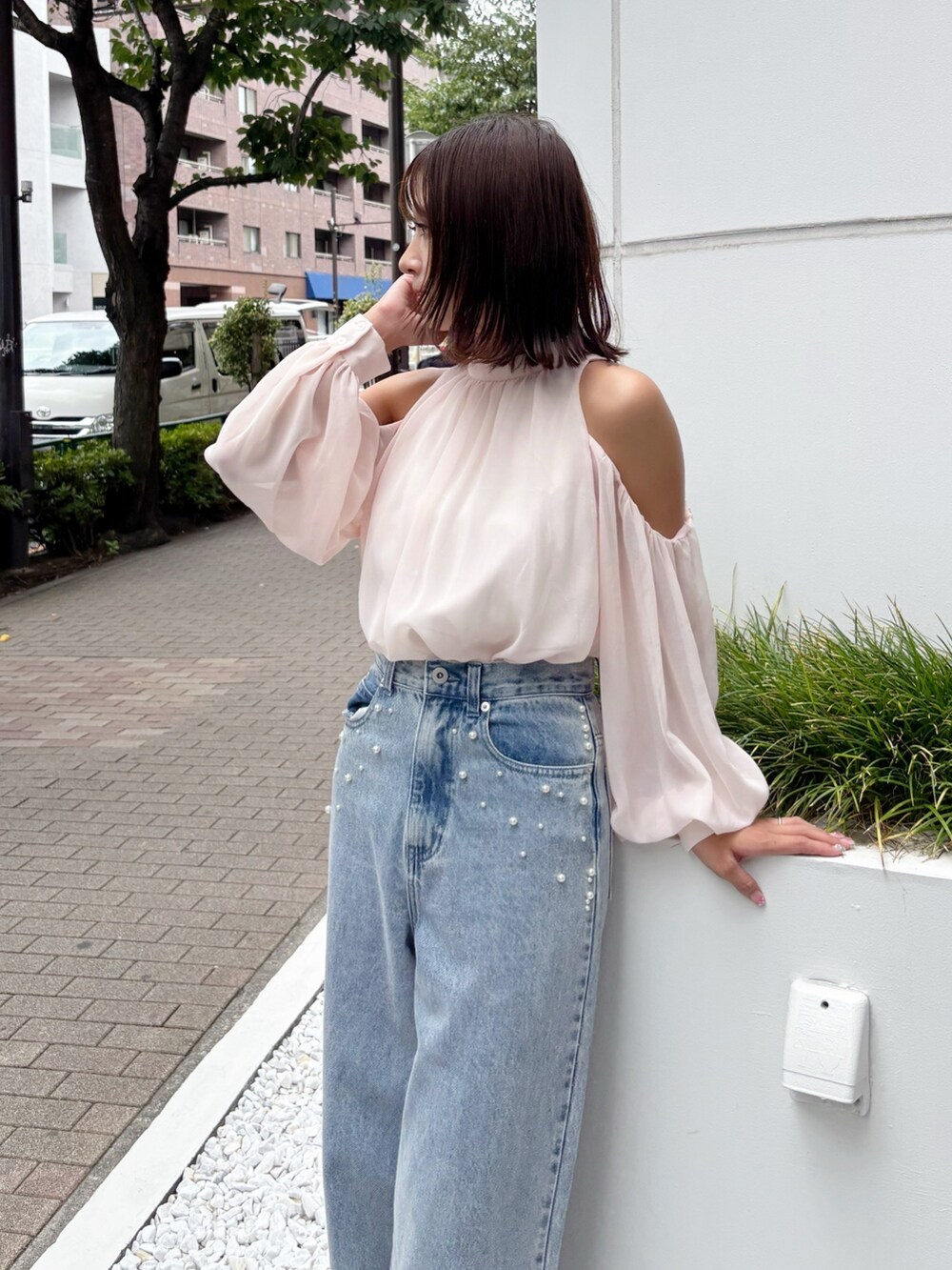 ブルー系のデニムパンツ、ピンク系のシャツ/ブラウスを着用したレディースの秋コーディネートの2枚目の写真