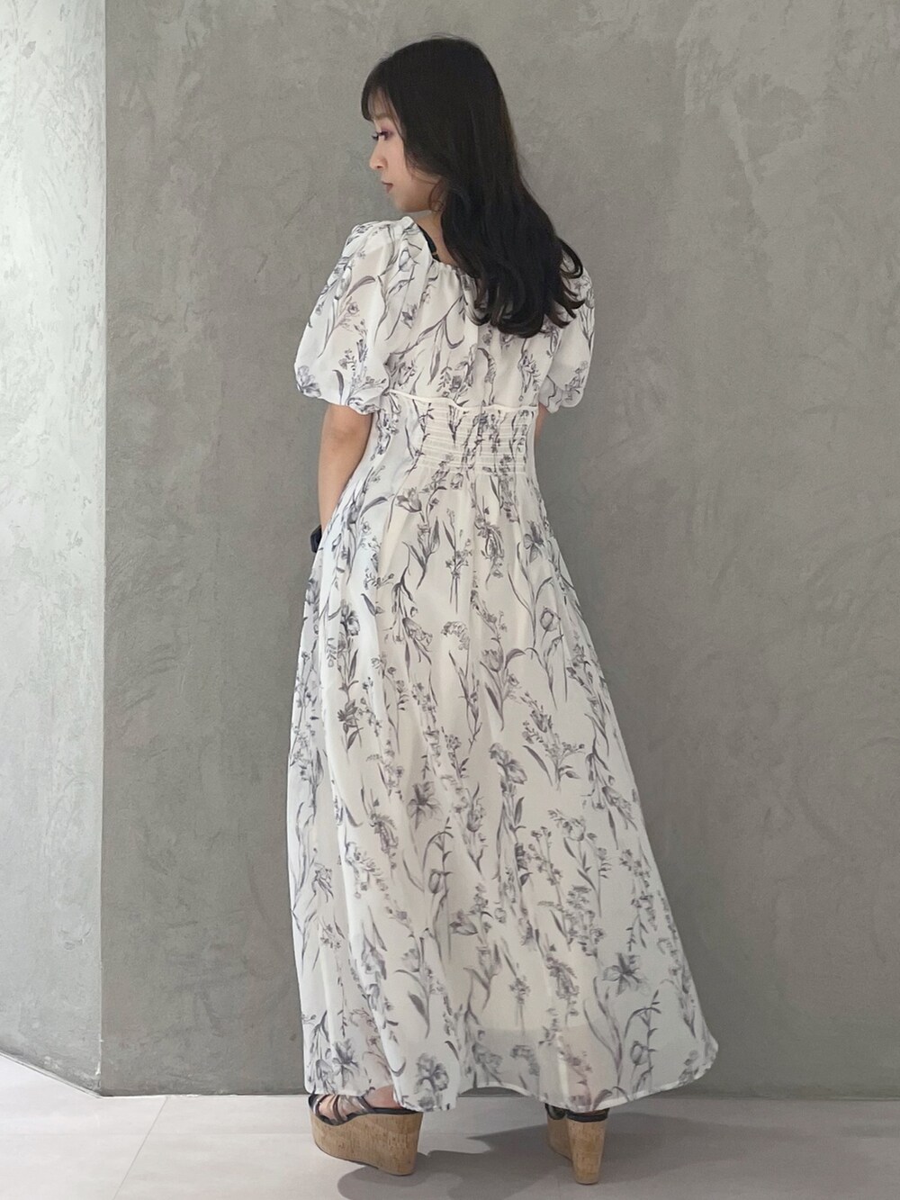 ホワイト系のワンピース、パープル系のハンドバッグ、ブラック系のサンダルを着用したレディースの春コーディネートの5枚目の写真