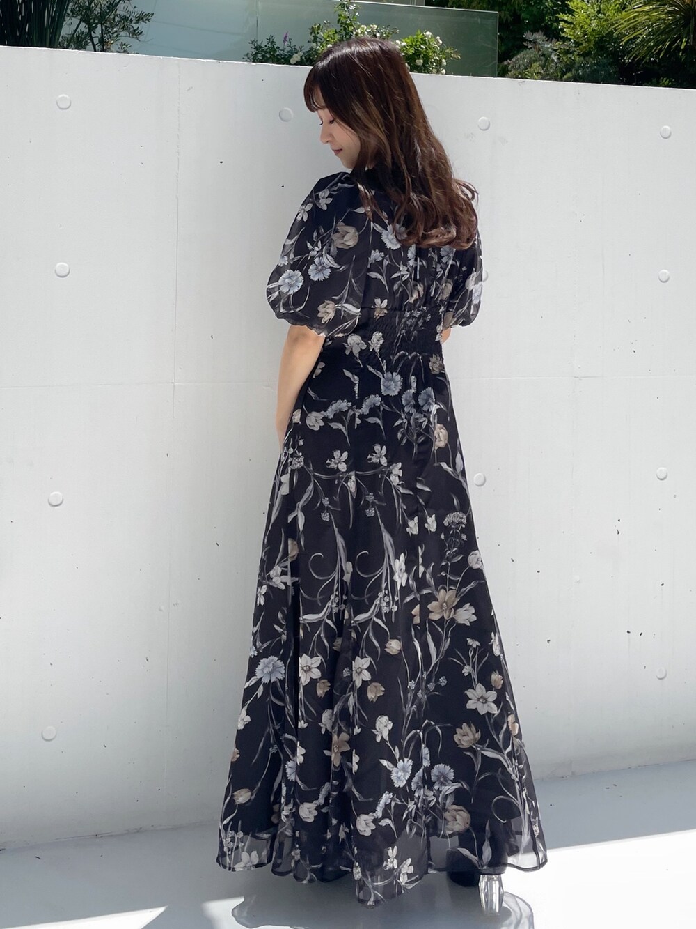 ブラック系のハンドバッグ、ブラック系のワンピースを着用したレディースの夏コーディネートの4枚目の写真