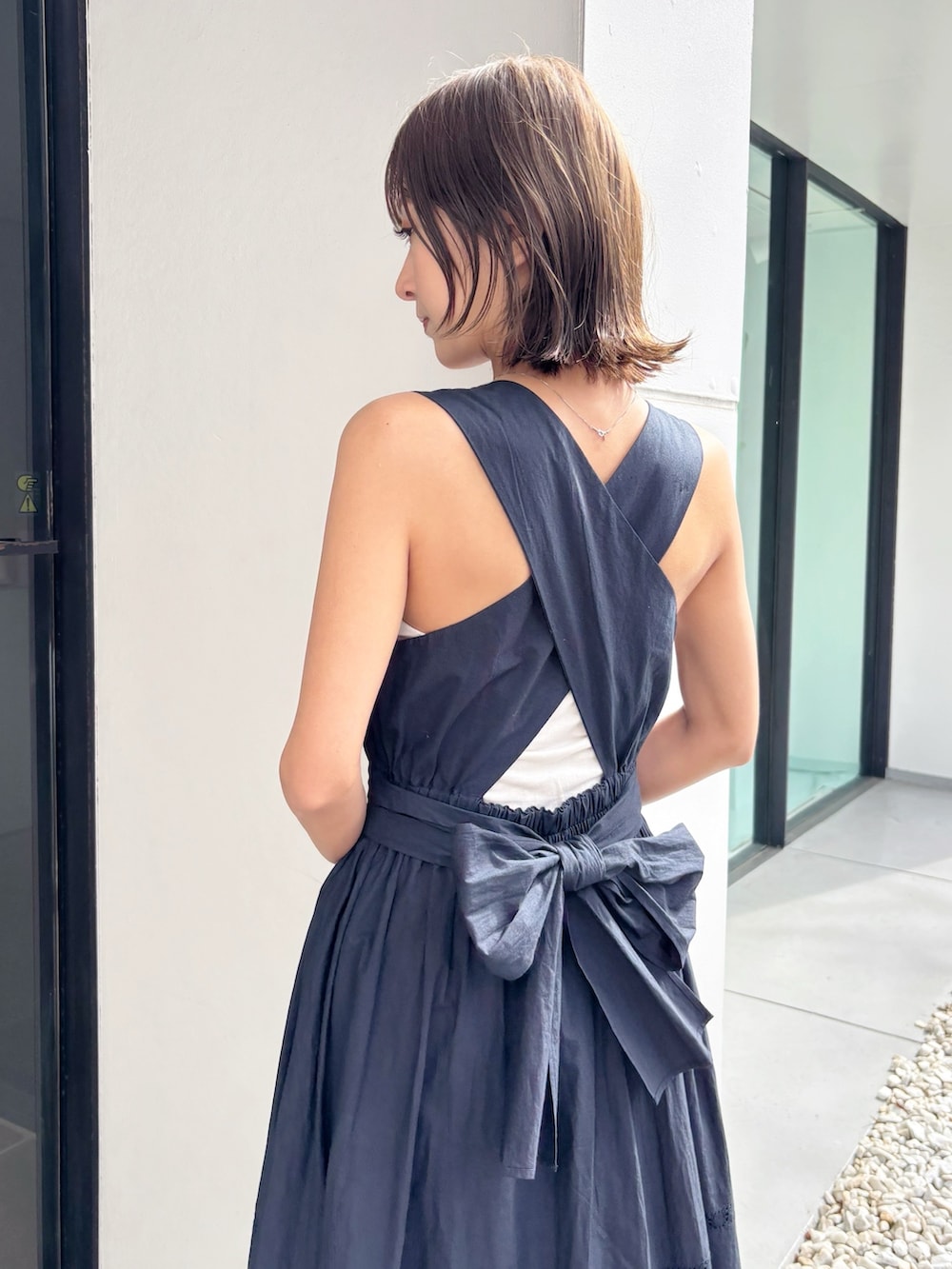 ブルー系のワンピース、その他のサンダルを着用したレディースの春コーディネートの5枚目の写真