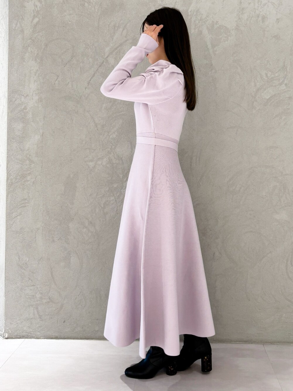 ホワイト系のショルダーバッグ、ブラック系のブーツ、パープル系のワンピースを着用したレディースの冬コーディネートの8枚目の写真