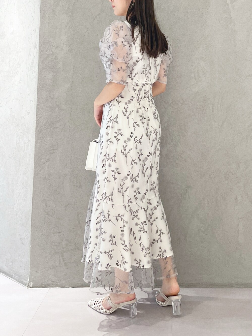 その他のパンプス、ホワイト系のショルダーバッグ、グレー系のワンピースを着用したレディースの春コーディネートの3枚目の写真