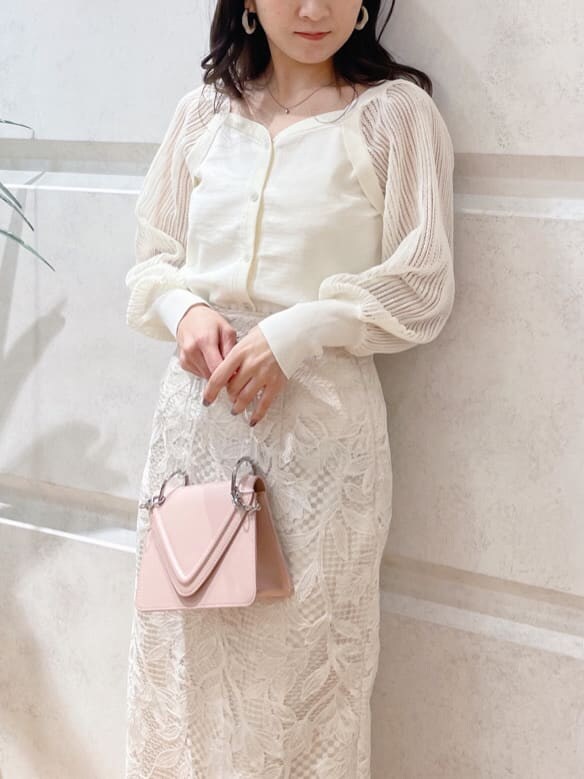 ベージュ系のその他シューズ、ホワイト系のスカート、グレー系のトレンチコートを着用したレディースの春コーディネートの3枚目の写真