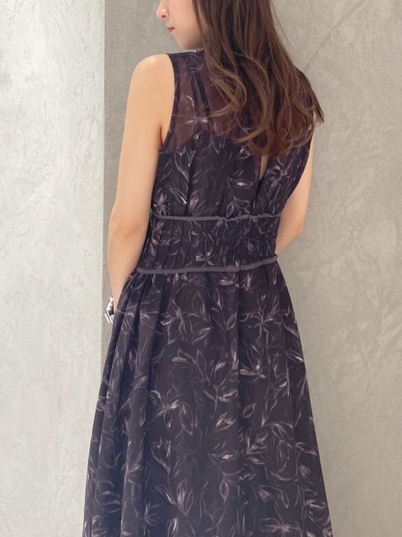 グリーン系のサンダル、ブラウン系のワンピース、シルバー系のピアス（両耳用）を着用したレディースの夏コーディネートの7枚目の写真