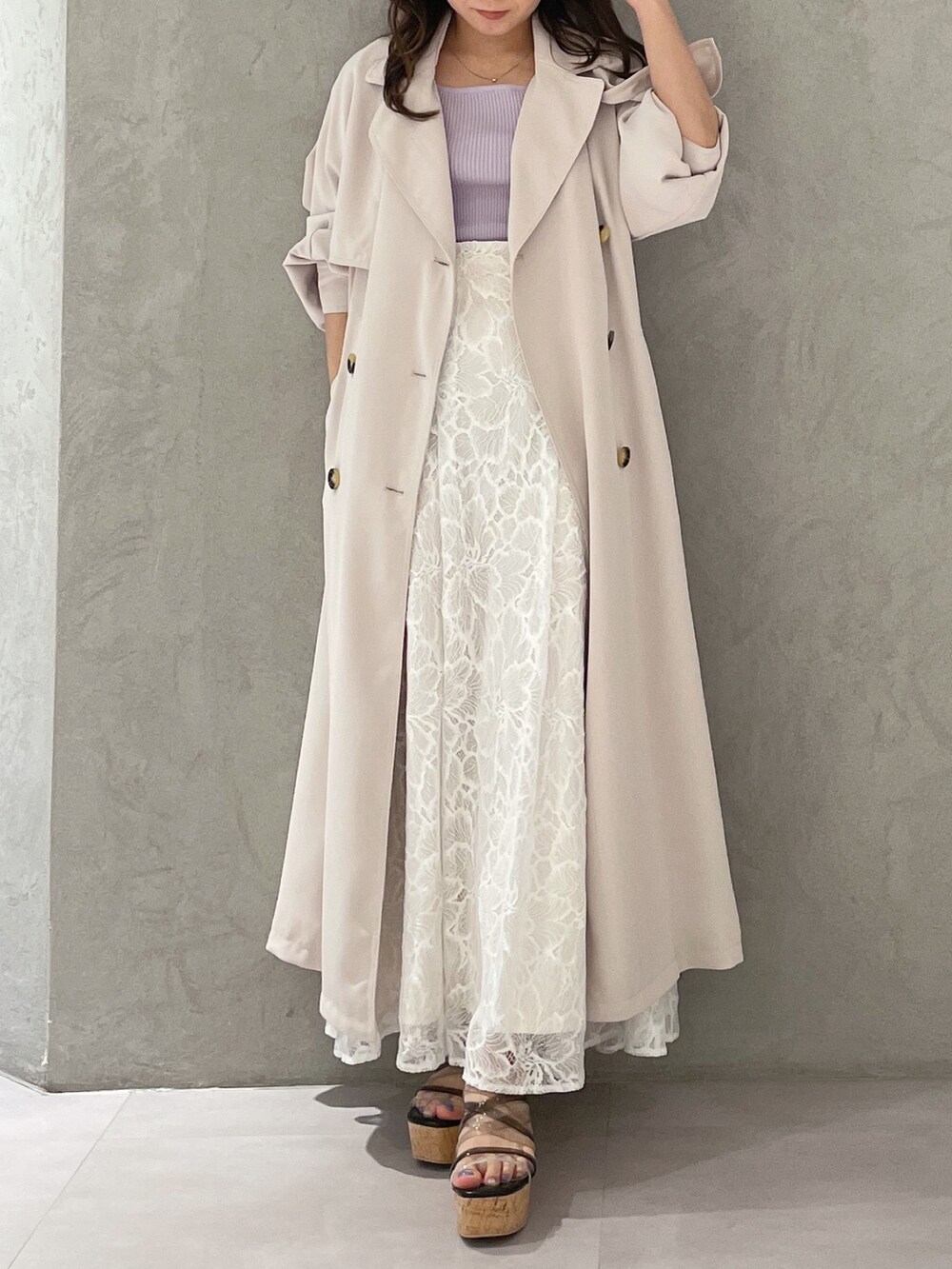 ホワイト系のスカート、ブラック系のサンダル、パープル系のニット/セーターを着用したレディースの春コーディネートの6枚目の写真