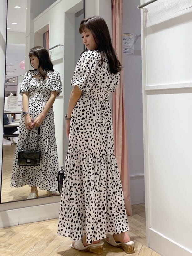 ブラック系のショルダーバッグ、ホワイト系のワンピースを着用したレディースの夏コーディネートの4枚目の写真