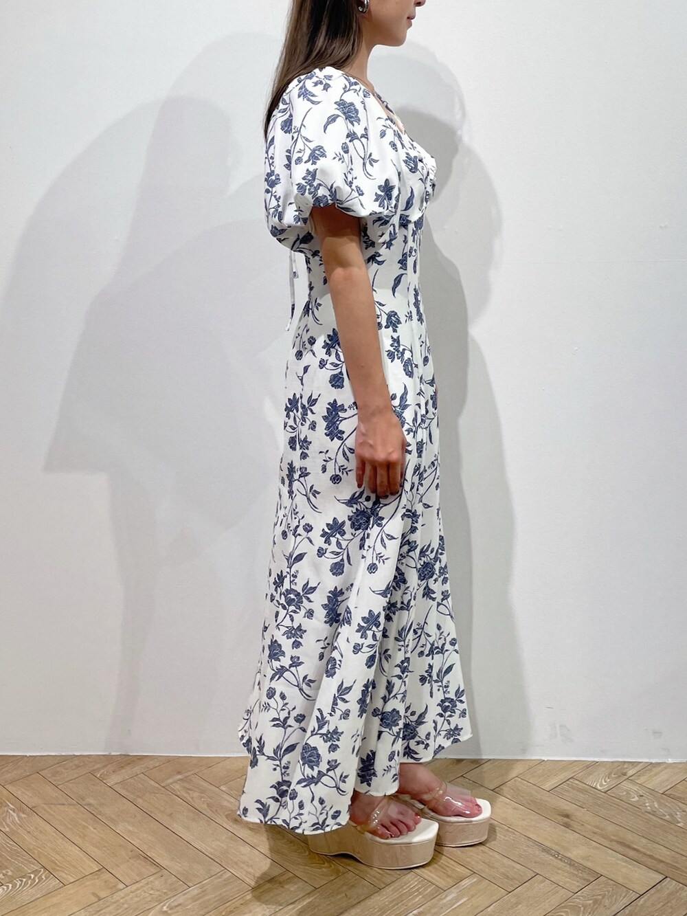 ホワイト系のワンピース、その他のサンダルを着用したレディースの夏コーディネートの5枚目の写真