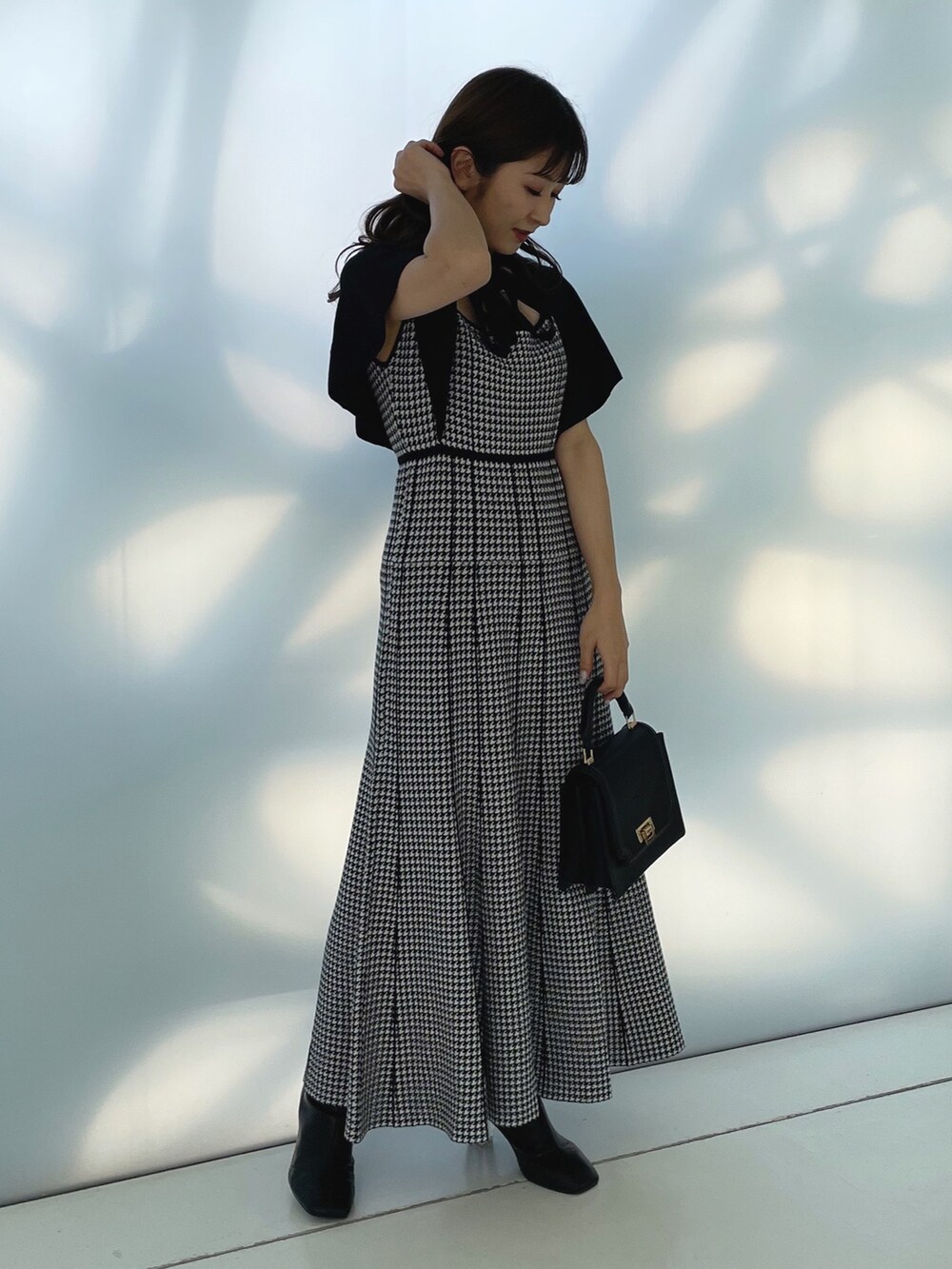 ブラック系のワンピースを着用したレディースの夏コーディネートの3枚目の写真